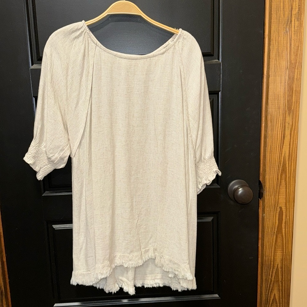 Oversized blouse with three-quarter inch sleeves.